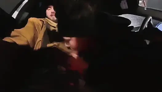 Adam randevudan sonra karısını alıyor ve arka koltukta seks yapıyor
