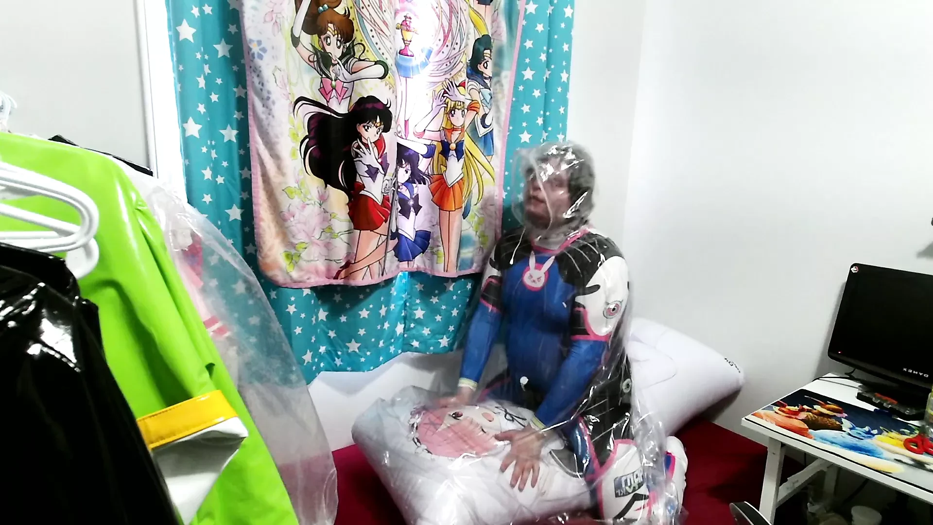 Dva zentai plastic regenjas breathplay opblaasbare kussenbult en vibrator