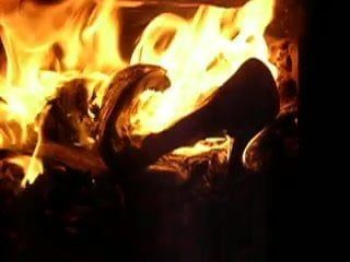 Kasut bertumit kulit seksi dalam api.