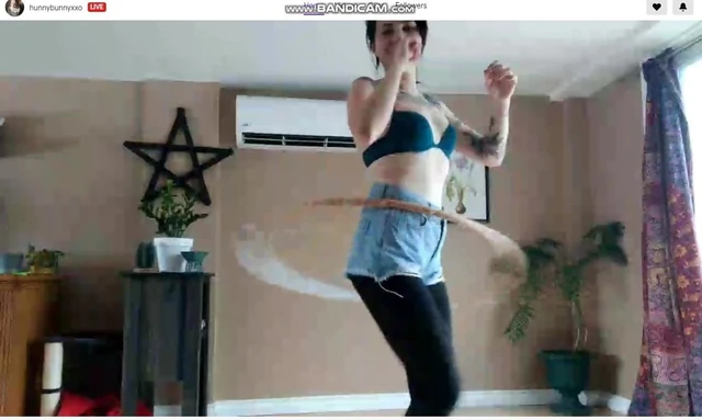 Hunnybunnyxxo хула в лифчике