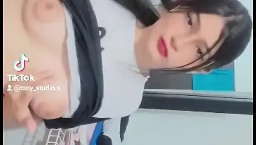 Aku dipanggil sama penggemarku dan kami jadi sange banget