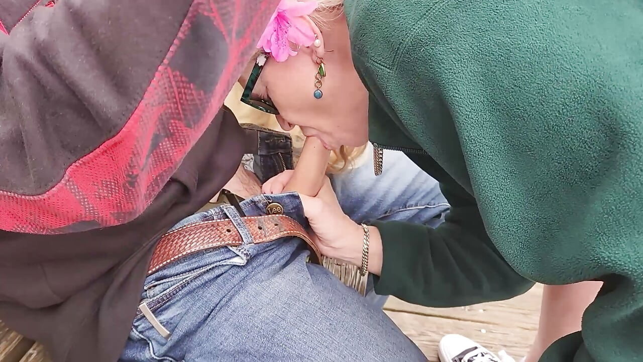 MILF BBW ร้อนแรงเดินเล่นในสวนโชว์ก้นโผล่! แล้วให้คนแปลกหน้าดูดควย!