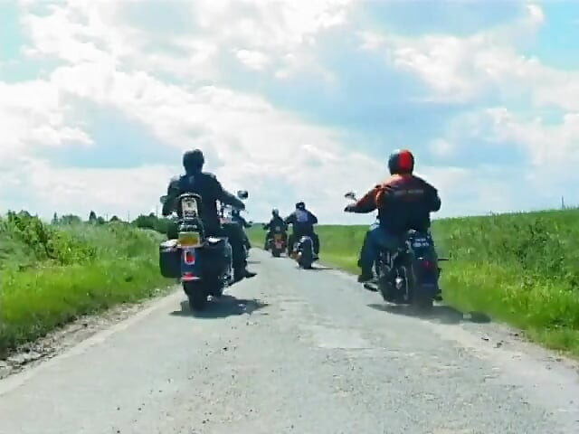 Boss of Bikers Gang inviterer eksotisk danser med skrå øyne og store meloner til å gi et par av dem en ledelse