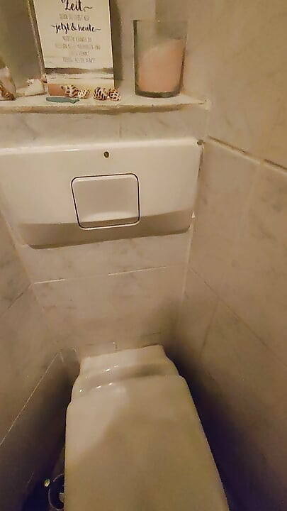 Mały penis się masturbuje i wychodzi do toalety