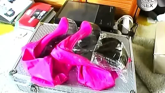 Tante seksi rambut pirang dientot habis-habisan sama mainan seks warna pink sampai lubangnya menganga lebar