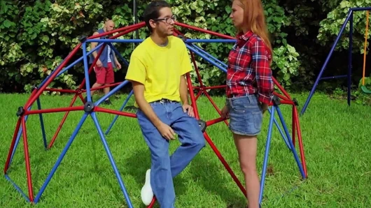 Ginger Teen Ava Parker bekommt ihre rasierte Muschi gebohrt