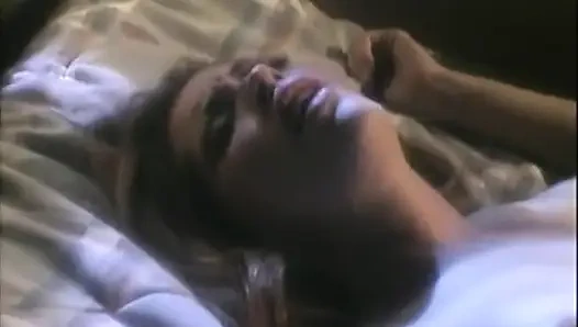 Sert ters kovboy kız tarzı sikiş bu ateşli genç esmerin amını memnun ediyor