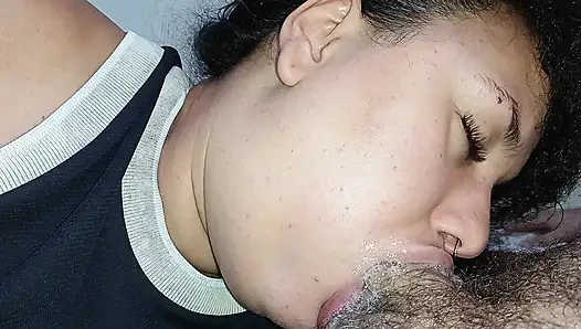 FEUCHT DEEPTHORAT SIE LIEBT EINEN SCHWANZ, DER IHREN GANZEN KLEINEN MUND FÜLLT