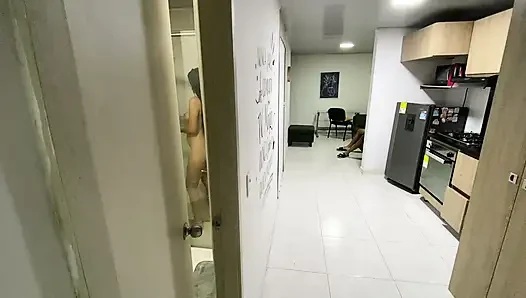 Gadis kurus seksi dientot di kamar mandi sampai dia orgasme dengan kontol besar