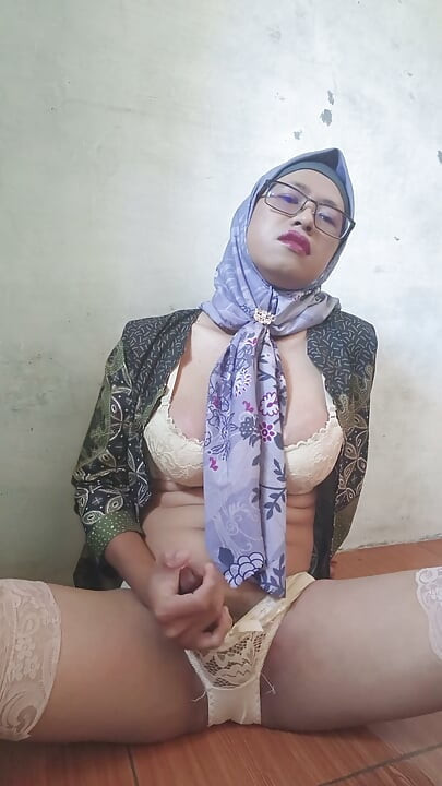 Une trans en hijab punit son trou du cul avec un gros gode