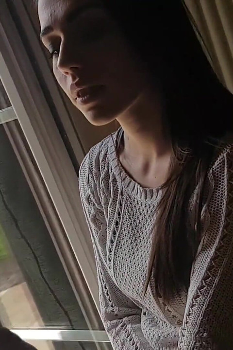 Smuk brunette, der driller alle med sin rygning