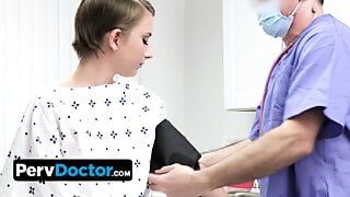 Pervdoctor-セクシーな若い患者はピンクのマンコのために医者oliverの特別な治療を必要とする