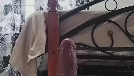 Seksi Filipinli orta yaşlı seksi kadın dildosunu ıslatıyor ve kremsi yapıyor