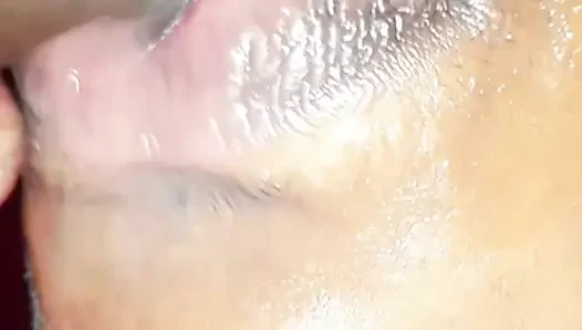 Hintli evli kadın kocasının yarağını emiyor ve ağzına boşalıyor