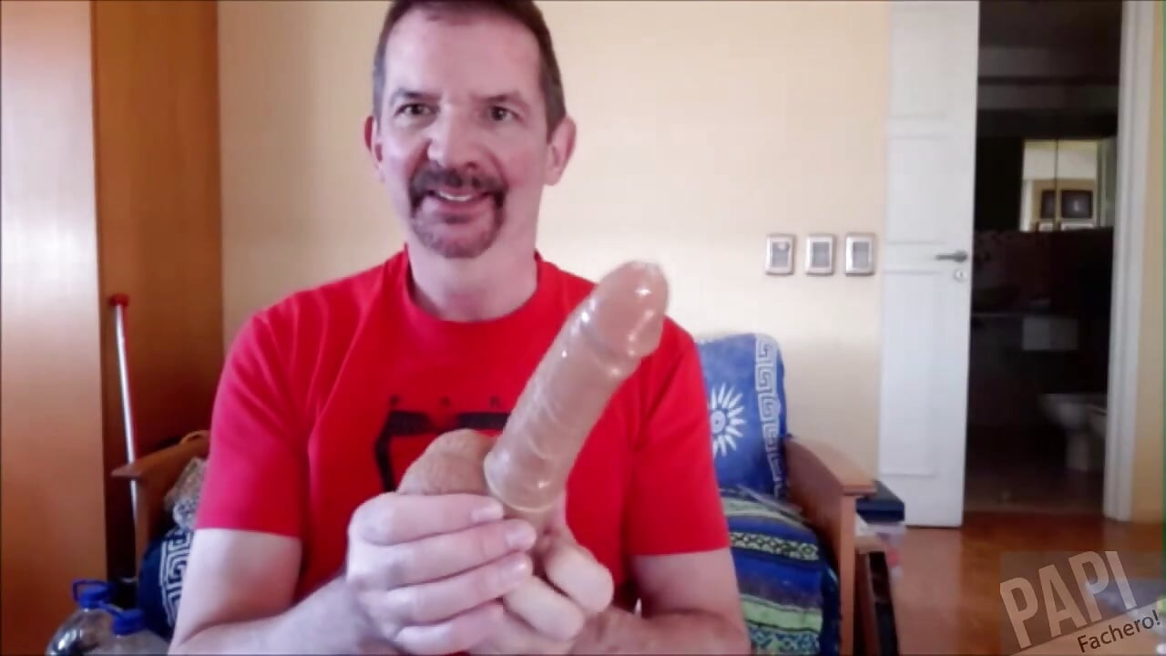 ハングトップのお腹を空かせた友人のためにリアルなディルドに乗って!