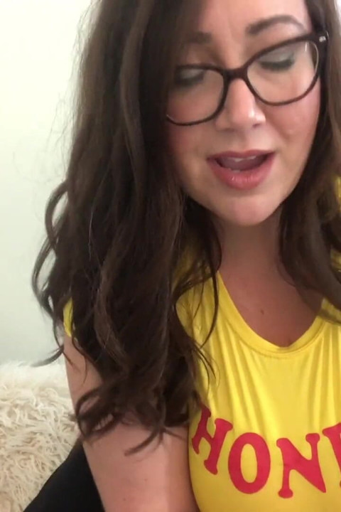 Prsatá BBW vás lemuje v těsném topu