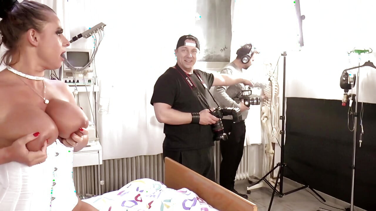 Sundar bari gand vali chodne layak mammi ke munh men chhirkav