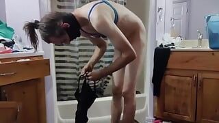 Elle essaye des vêtements dans la salle de bain avec un jeu d’objet anal