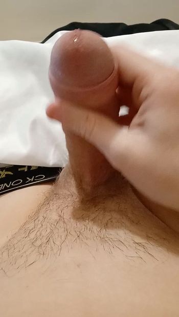 Hombre lindo flaco se entretiene en la cama masturbándose la polla #11