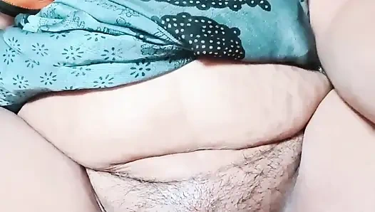 Домохозяйка Deshi сквиртует ее горячую тугую киску