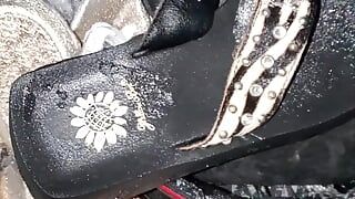 Mecánico encontró zapatos en la parte trasera del camión