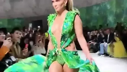 Jennifer Lopez в скудном зеленом платье, 2019. 02