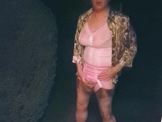 Tia tia tira roupa e se masturba ao ar livre