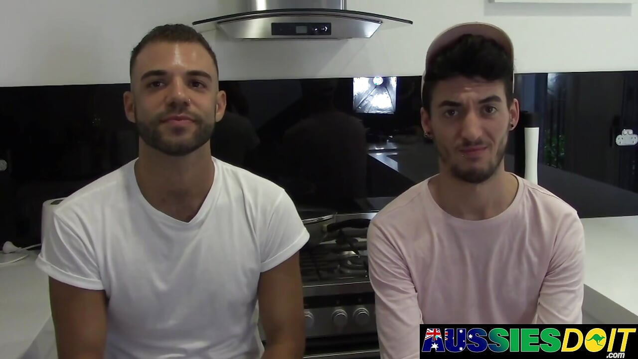 Napaljeni Australci Xavier i Lewis zadovoljavaju jedno drugome kurčeve