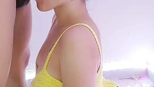 Komşumun karısı yarağımın üzerinde gaza gelmek için evime gelmeyi seviyor