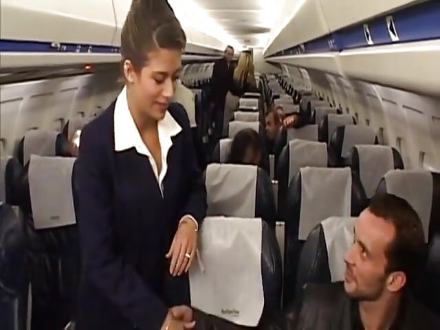 Sexy stewardess berijdt de pik van de passagier na de vlucht