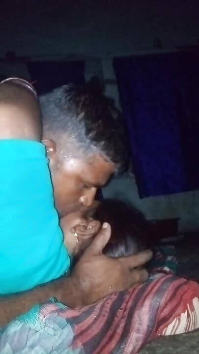 Uncle ne aunty ko aisa choda aunty ki chut me khoon nikal gya