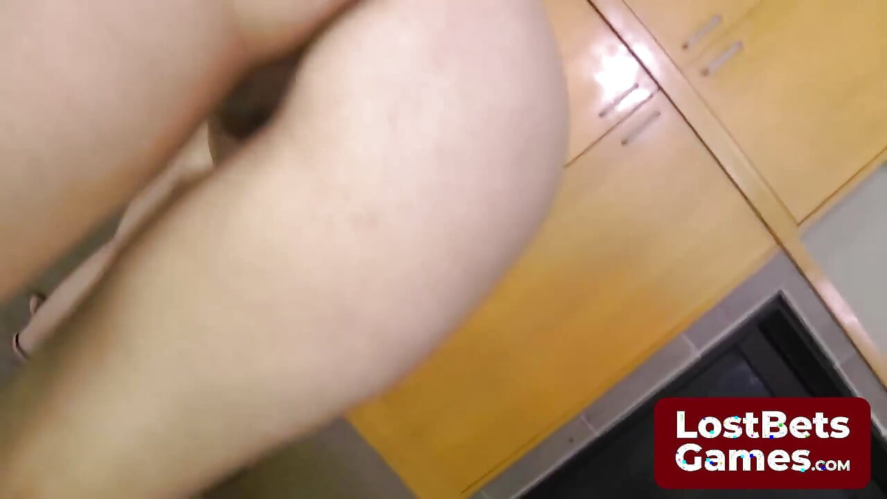 与四个性感女孩的脱衣卡的惊险游戏