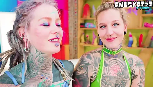 Alt dövmeli tatlı kızlar parlak lateks lezbiyen takma yarakla sikişiyor ve Alman edepsiz konuşma