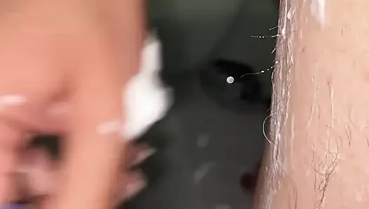 Kıllı bacaklar tıraş oluyor yakın çekim