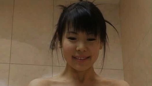 Honomi Sakura zostaje zachwycona pod prysznicem