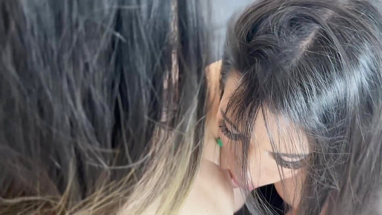 好色的拉丁女同性戀在房間裡玩弄她們的奶子、貓咪和屁眼直到高潮