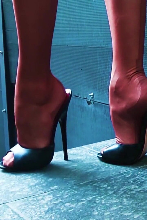 Stiletto mules, verschwitzte nylons, WICHsanleitung, füße