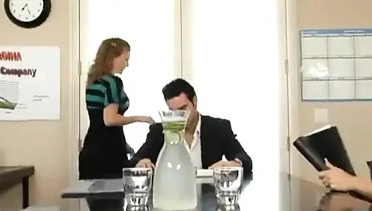 Dicke titten bei der arbeit - motivieren den chef mit einem tiefen kopf
