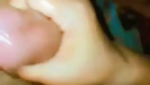 Ich massierte den penis meines nachbarn und er ejakulierte