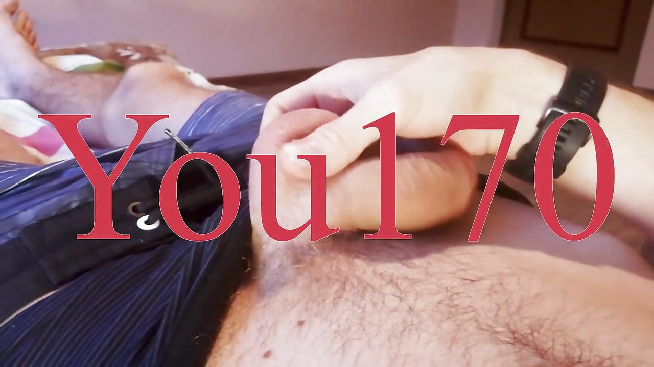 В видео от первого лица дрочит большой красивый член, пока он не кончит от удовольствия