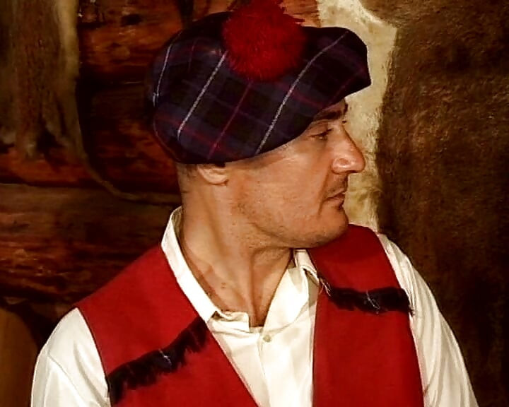 Puta francesa adicta a la orina follada en gangbang en la cancha de tenis