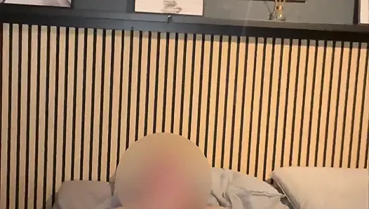 Evde yalnızken ve yapay penisinle oynamak istediğinde.