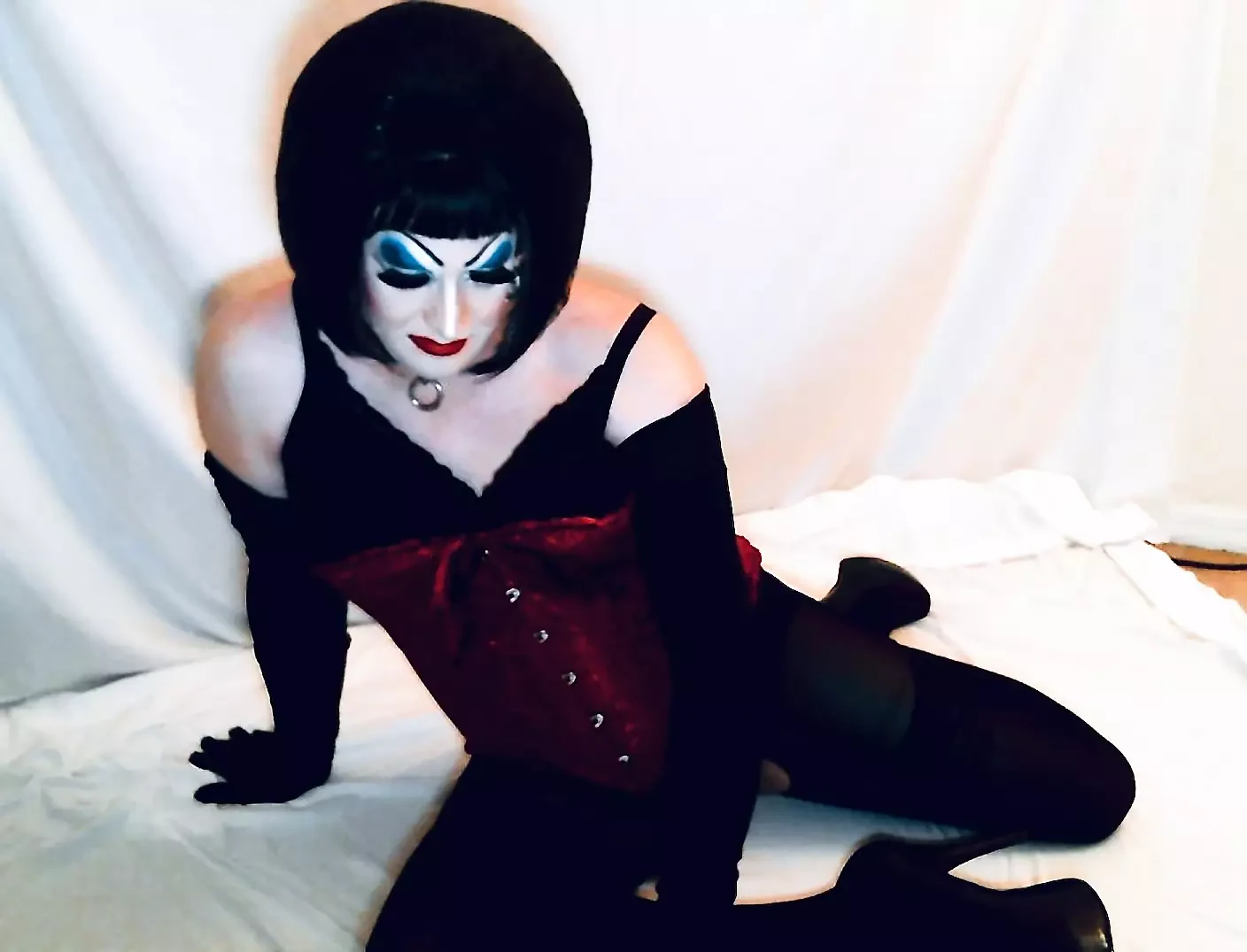 Sissy Drag Queen i tung smink leker med Butt Plugs, röv mot mun