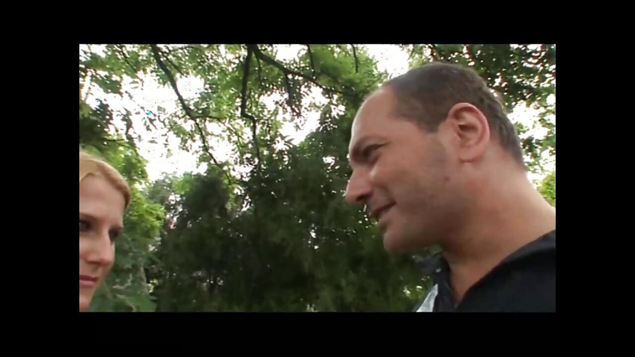 Semental italiano folla culo y se corre dentro de una hermosa joven amateur