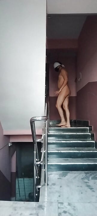 欲火中烧的印度青少年男孩完全裸体（不穿衣服）到他的直属朋友家，他独自在家