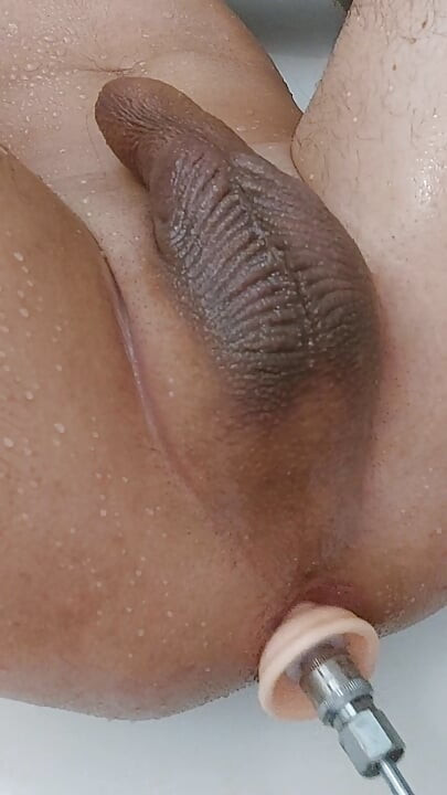 Je joue seul sous la douche anal gay fuckmachine  gros plan