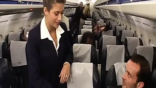 Sexy flugbegleiterin reitet den schwanz des passagiers nach dem flug