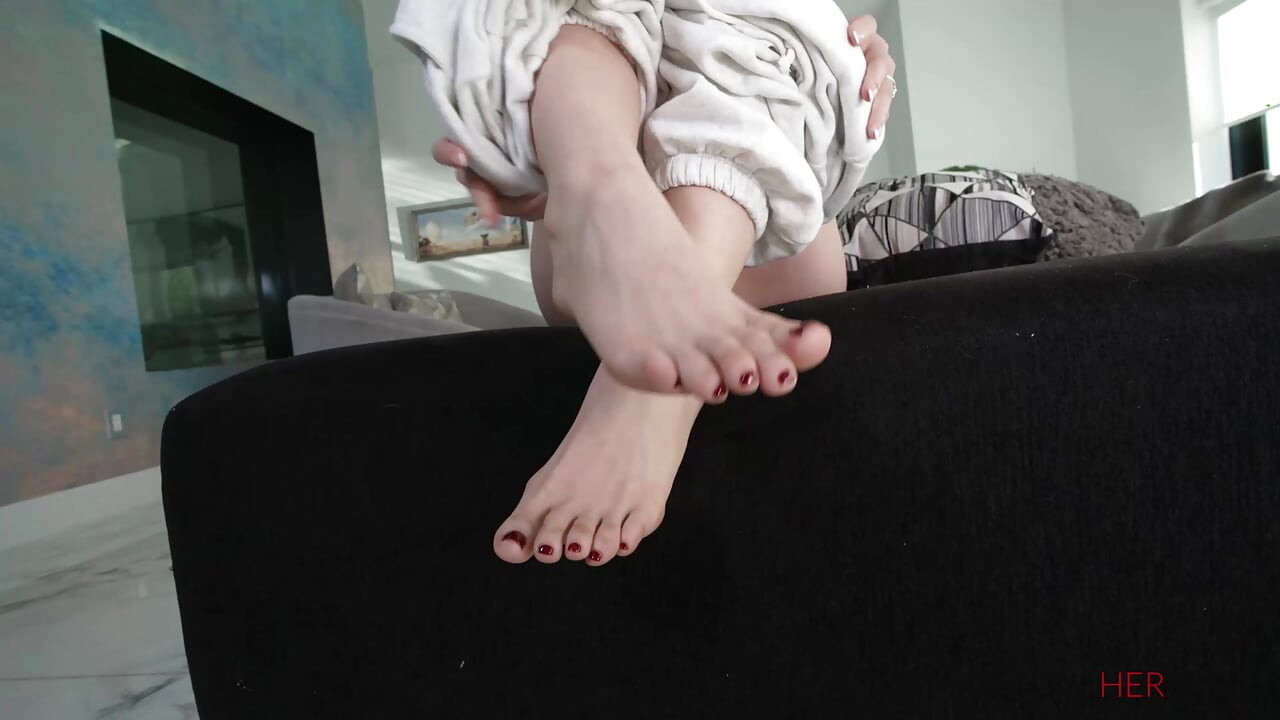 Busty Babe Jenna Madison Flex Her Gorgeous Suckable Feet