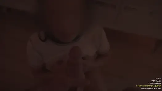 Partiden sonra gece geç saatlerde sakso çekiyor