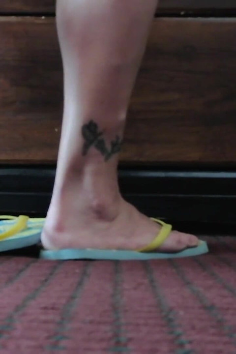 Standing shoeplay flip flops